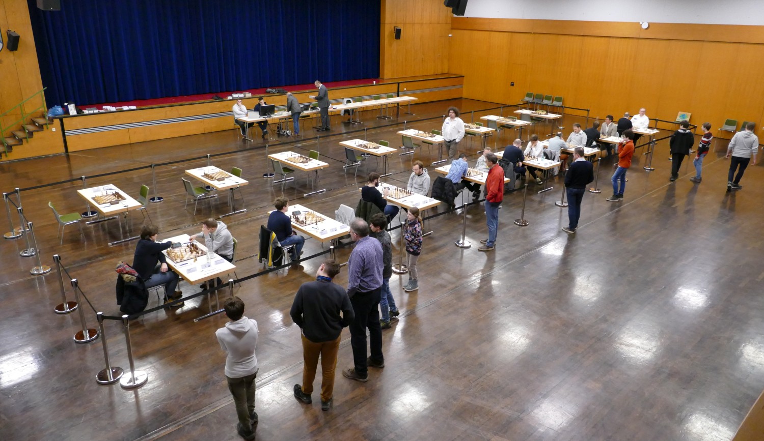 Der Spielsaal im Viernheimer Bürgerhaus, am Freitag noch ohne parallelen Wettkampf (Foto: Stefan Spiegel)