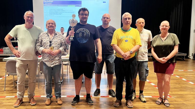 Der frischgebackene Deutsche Blitzmeister mit Wolfgang Frömbgen (l.), Peter Noras (2.v.l.) und Christina Marx (re.)