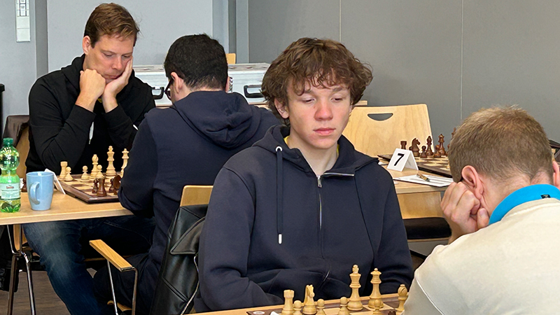 U 16-Europameister Mykola Korchinskyi (2.v.re.) spielt erstmals in der Bundesliga