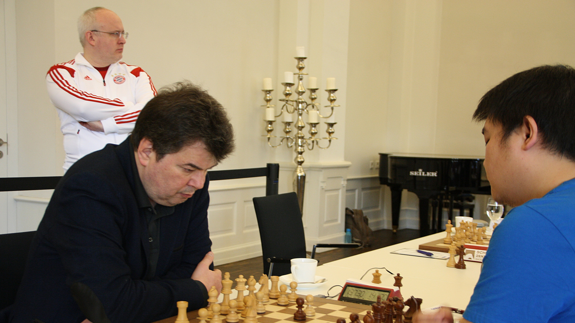 Klaus Bischoff (links) im Duell mit Li Chao. Im Hintergrund kiebitzt Bayern-Kapitän Jörg Wengler. | Foto: FC Bayern München