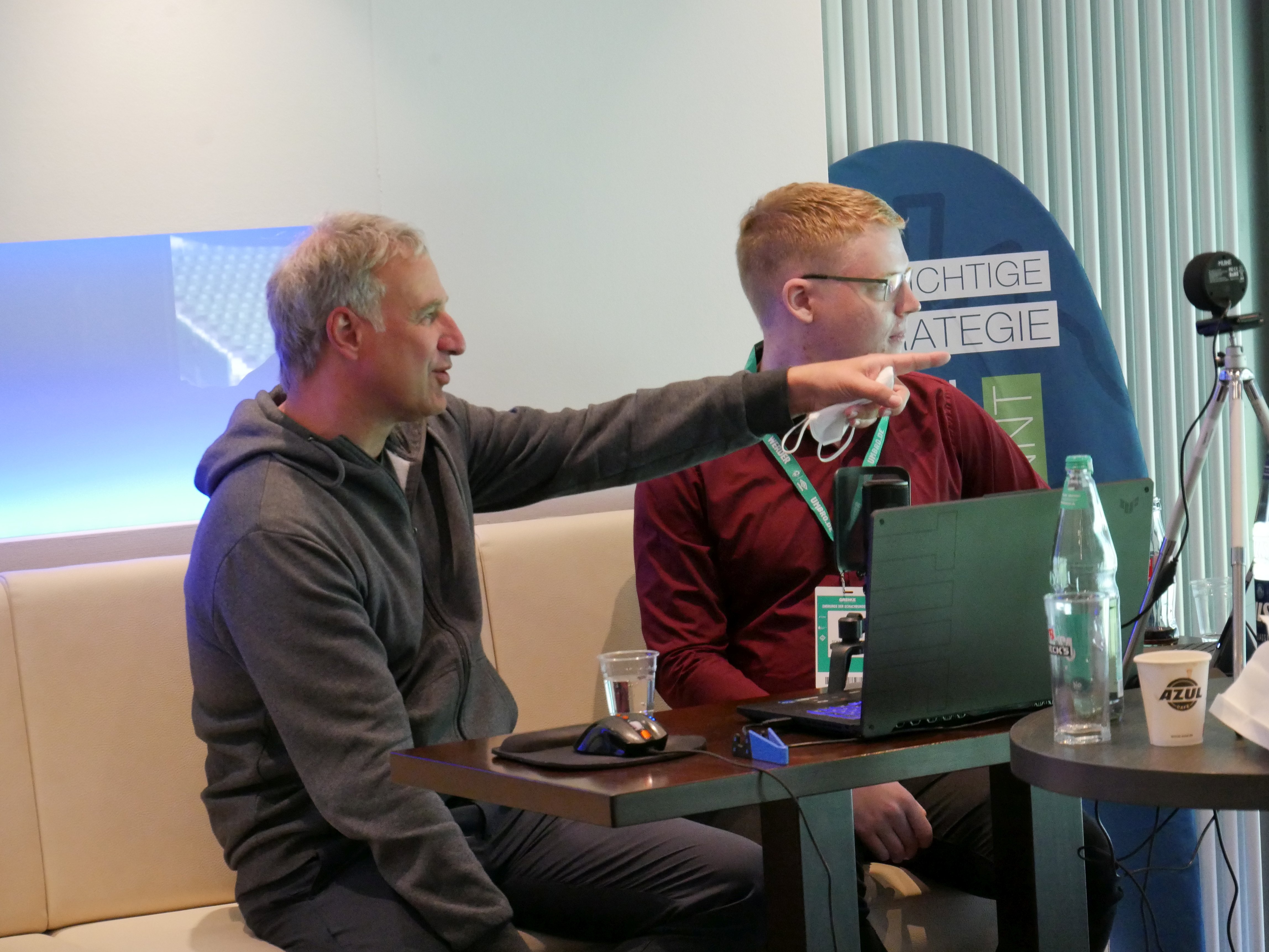 Marco Bode (l.) schaute zu, fachsimpelte und ließ sich auf Schachdeutschland TV von Christian Polster interviewen.