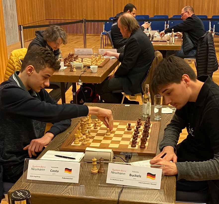 Auch hier ein Fall von Wanderkönig: Supertalent Leonardo Costa (l.) unterlag Valentin Buckels und dessen Caro-Kann. | Foto: Martin Hahn