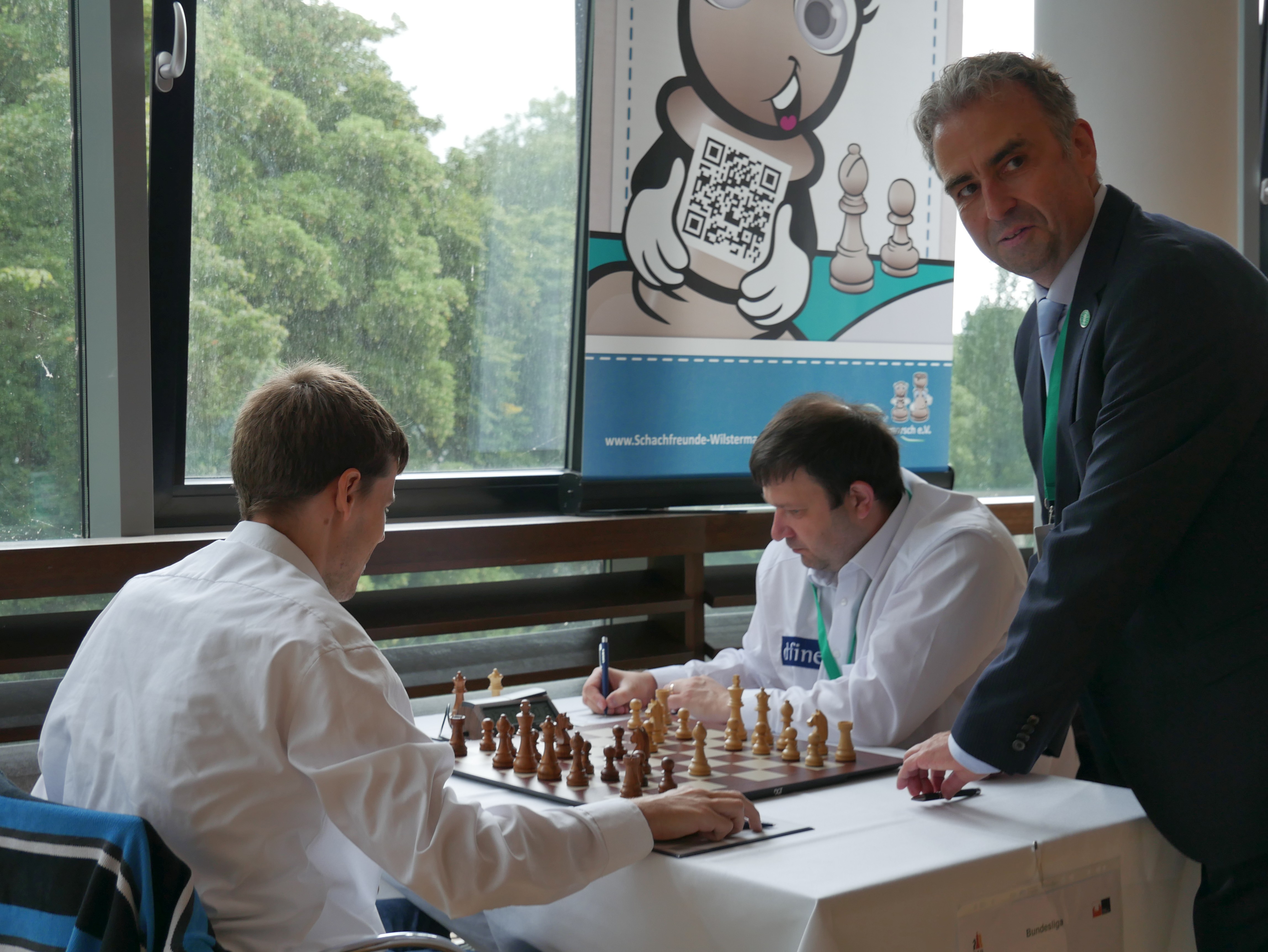 Stopp: Gregor Johann lässt die Schachfreunde Heimann und Fedorchuk neu anfangen. Die beiden hatten zu früh losgespielt.