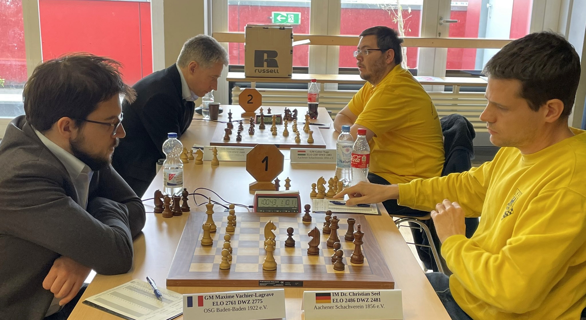 "Es gibt keine schwachen Mannschaften in der Schachbundesliga": Maxime Vachier-Lagrave und Michael Adams (v.l.) im Einsatz für Baden-Baden gegen den Aachener SV. | Foto: Jan Werner/Düsseldorfer SK