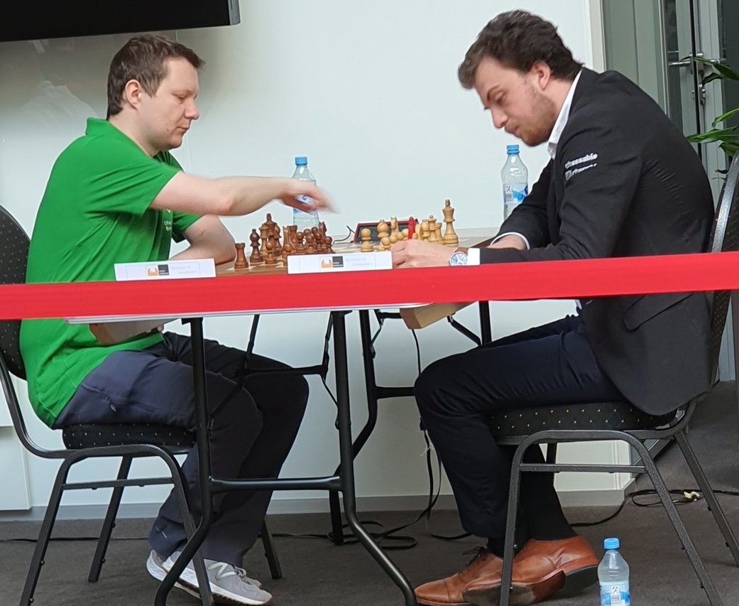 Hans Moke Niemann (rechts) gegen Alexander Areshchenko. | Foto: SV Mülheim-Nord