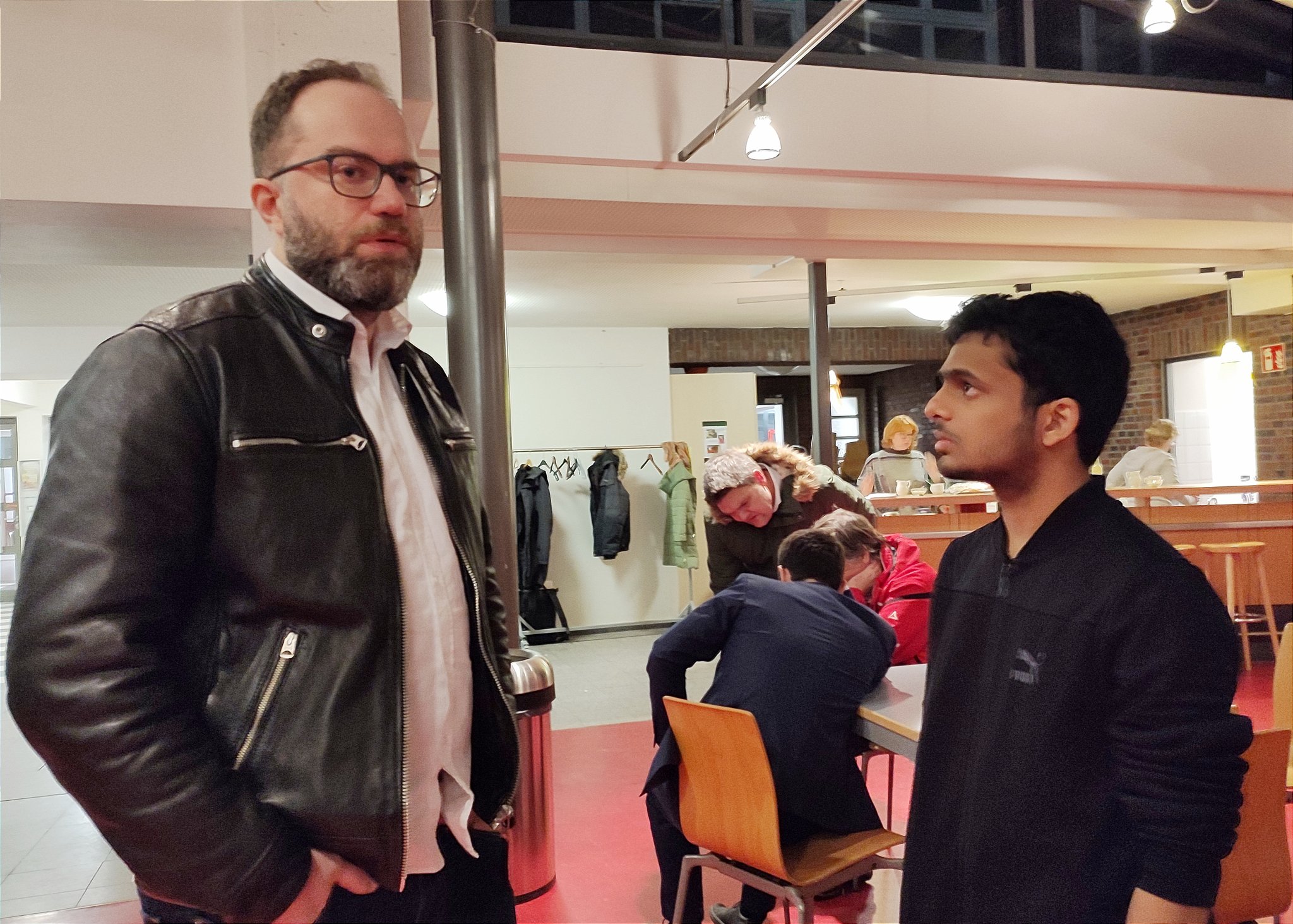 Schachlich waren die Hamburger um Nihal Sarin (r.) eine Nummer größer. Im Zwiegespräch des jungen Inders mit Pavel Eljanov sah es andersherum aus. | Foto: Michael Reiß/MSC 1836