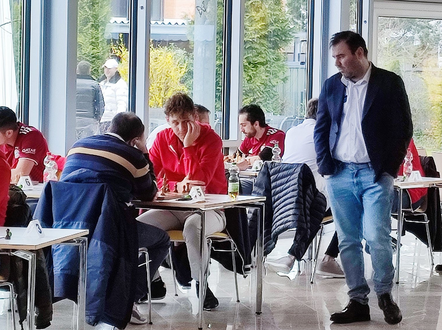 Shakhriyar Mamedyarov inspiziert die Lage auf den anderen Brettern. | Foto: Michael Reiß