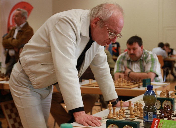 Robert Hübner beim Simultan während der zentralen Endrunde in Eppingen 2014 | Foto: Georgios Souleidis