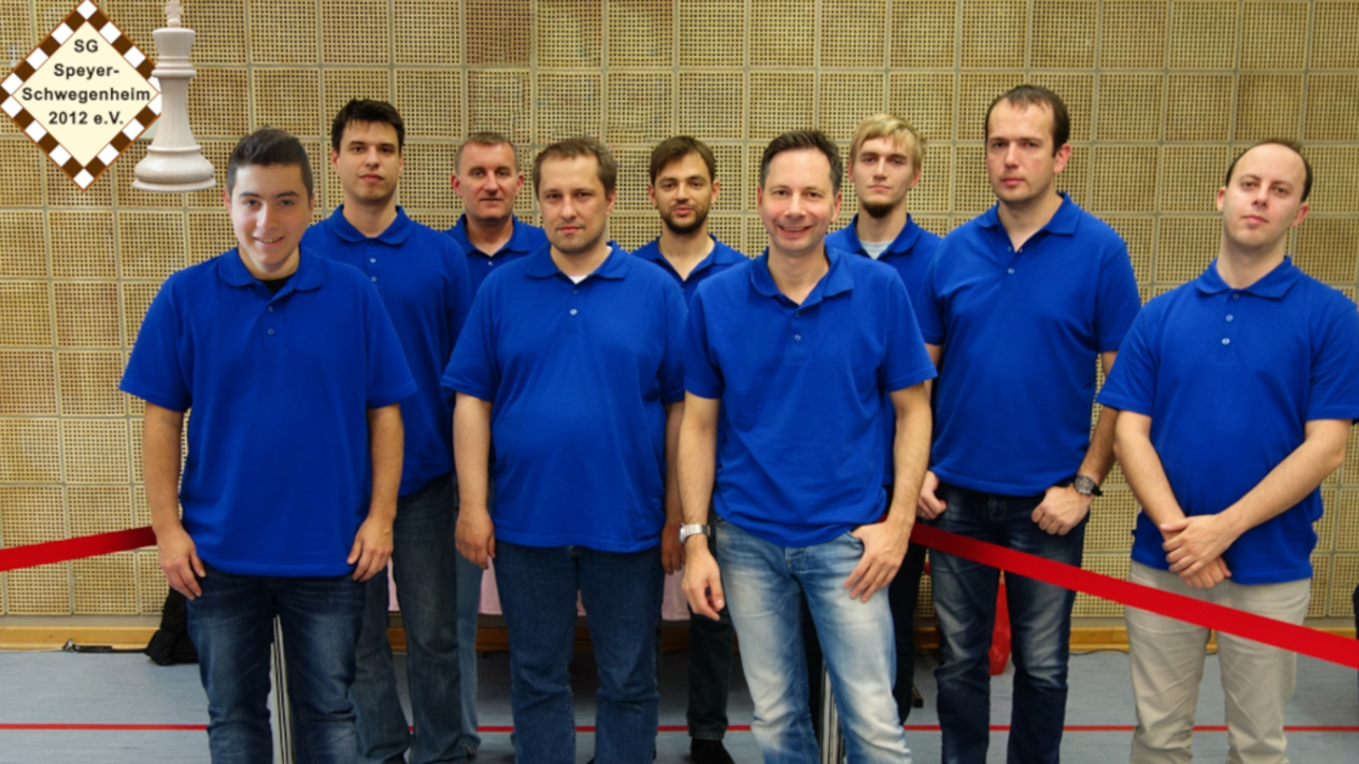 Die Speyer-Schwegenheimer Aufstiegsmannschaft 2019: (von links) FM Denis Mager, IM Miklos Nemeth, Mannschaftsführer Richard Sommer, IM Gabor Kovacs, GM Luca Shytaj, Pascal Flierl, GM Toms Kantans, GM Arturs Neiksans, GM Adam Horvath.