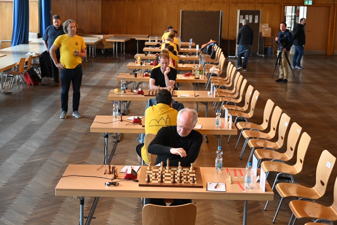 René Stern (vorne) trennte sich bald friedlich von Christian Seel, derweil Thomas Koch (rechts) 80 Züge lang einen Mini-Vorteil knetete. | Foto: Ralf Rache