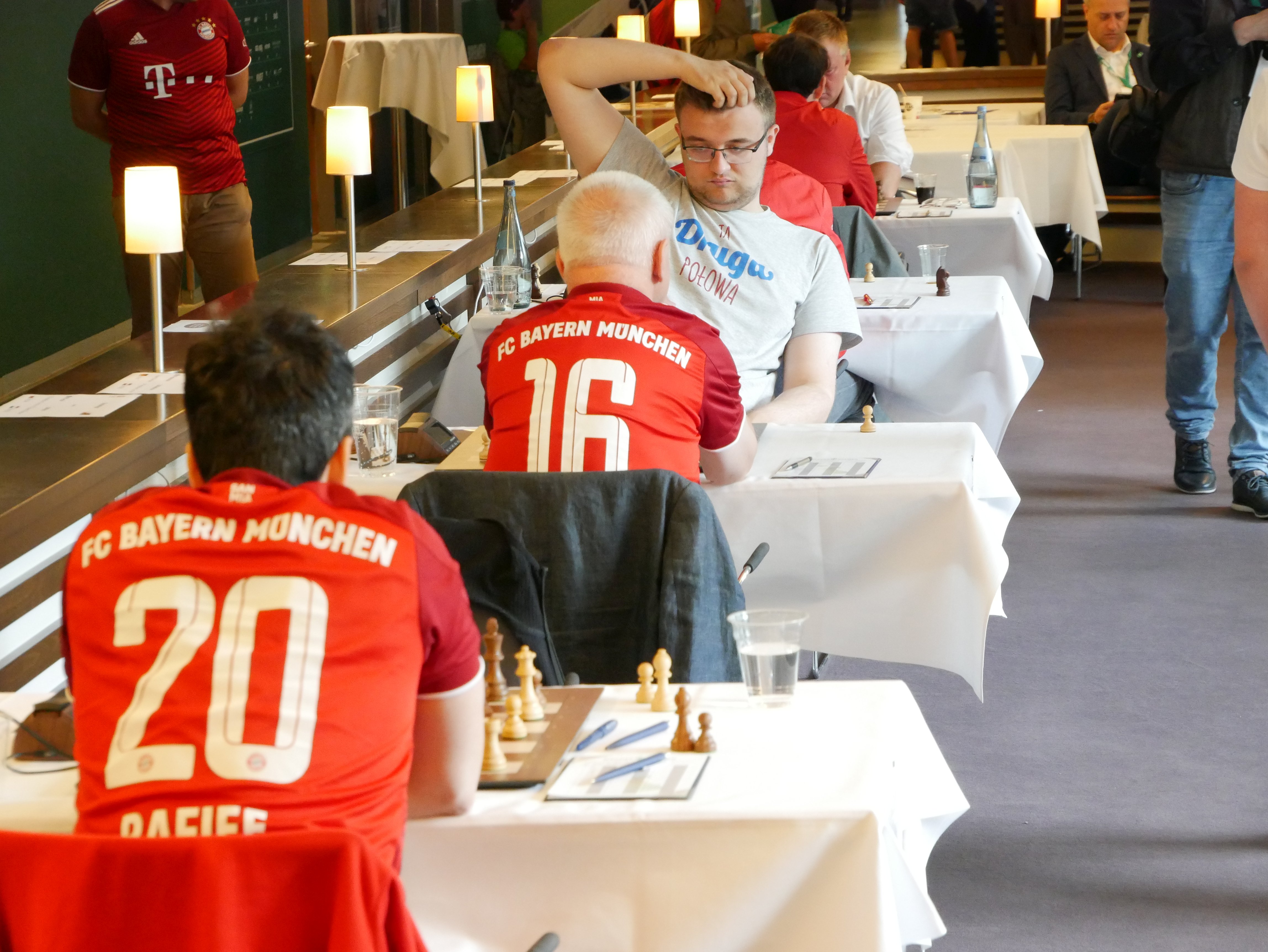 Inmitten der leuchtend roten Bayern-Riege: Pavel Teclaf (Doppelbauer Turm Kiel).