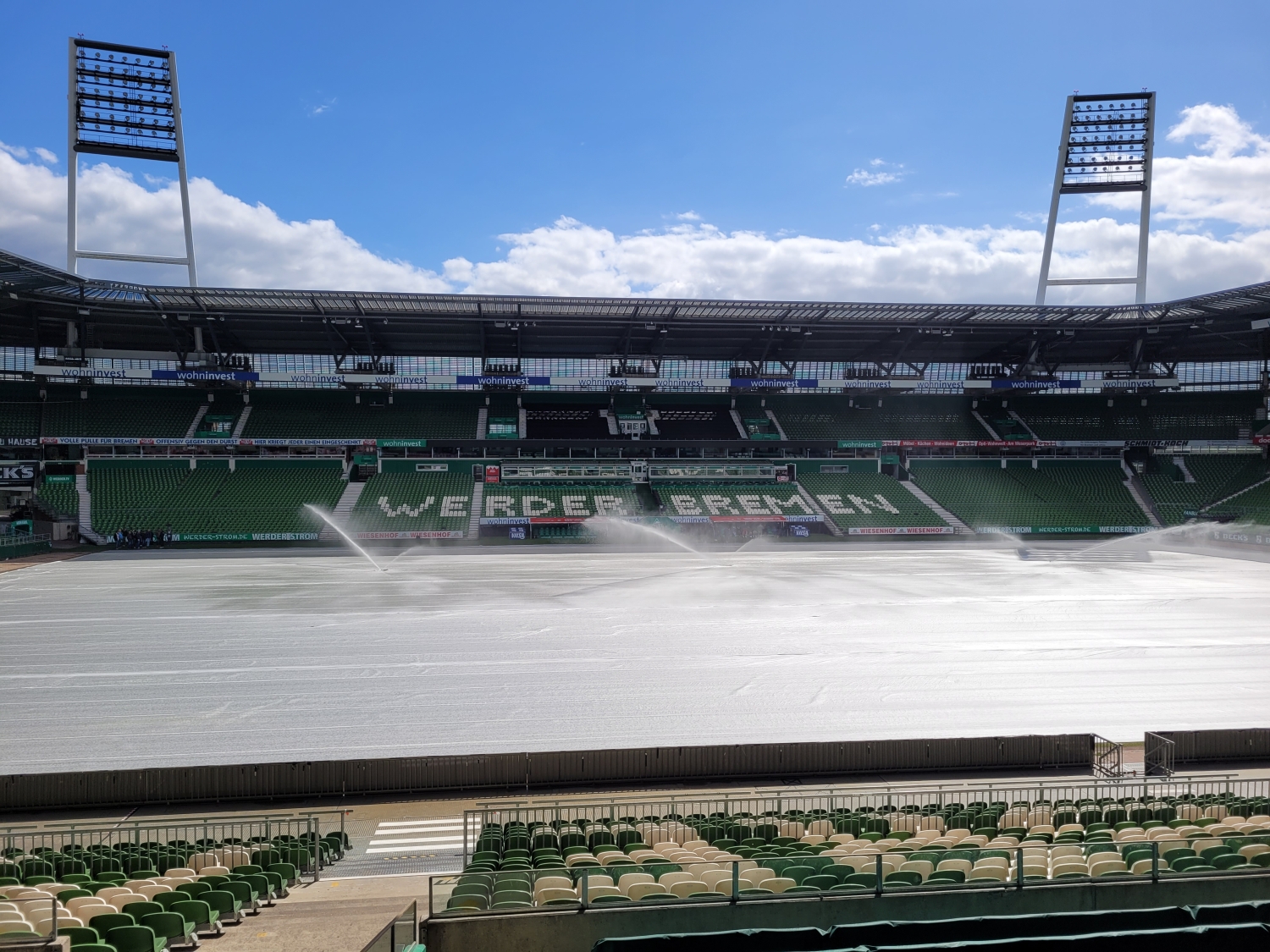 Vom Logenbereich ging es direkt ins Stadion, der Rasen war leider abgedeckt.