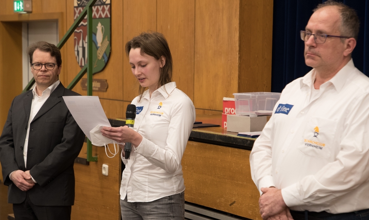 Josefine Heinemann verliest die russischsprachige Fassung der Resolution; links der 1. Vorsitzende Stefan Schmidt, rechts Mitinitiator Günther Beikert | Foto: Bernhard Kreutzer